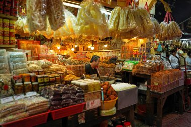 Çin Mahallesi, BANGKOK, THAILAND - 16 Ekim 2018: Bangkok, Tayland 'daki Yaowarat (Çin Mahallesi)' nin yerel pazarındaki kimliği belirsiz adam (Charoen Krung 16).