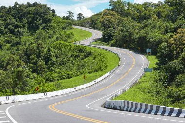 Tayland 'ın Nan Eyaleti' nin Santi Suk ve Bo Kluea ilçeleri arasındaki dağların arasında 1081 no 'lu yol.
