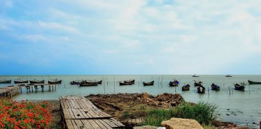 Gölde balıkçı teknesi