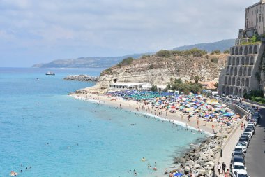 Tropea, Calabria, İtalya - 22 Temmuz 2024: Trrhenian Denizi 'nin Tropea plajı. Yüksek kalite fotoğraf