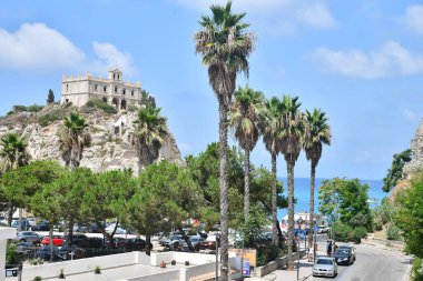 Tropea, Calabria, İtalya - 22 Temmuz 2024: Santa Maria dell Isola manastırı kilisesi Tyrhenian Denizi 'nin tepesinde. Yüksek kalite fotoğraf