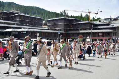 Cervinia, valle d 'aosta, İtalya - 15 Ağustos 2024: İtalyan Alplerinde ulusal kostümler içinde Alpini. Yüksek kalite fotoğraf