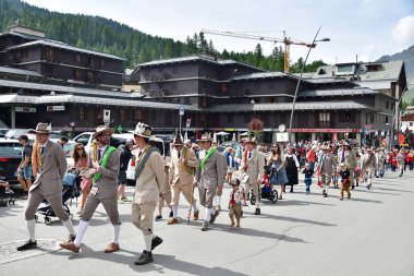 Cervinia, valle d 'aosta, İtalya - 15 Ağustos 2024: İtalyan Alplerinde ulusal kostümler içinde Alpini. Yüksek kalite fotoğraf