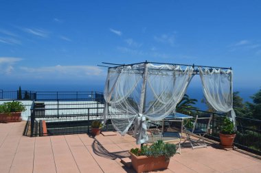 Çok güzel bir çatı terası düşünün, tepe örtüsü ile, nefes kesici okyanus manzarası sunuyor, rahatlamak için mükemmel.