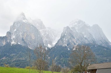 Bereketli yeşilliklerle çevrili çarpıcı karla kaplı dağ tepelerinin huzurlu ve güzel manzarası. Sud Tirol 'de