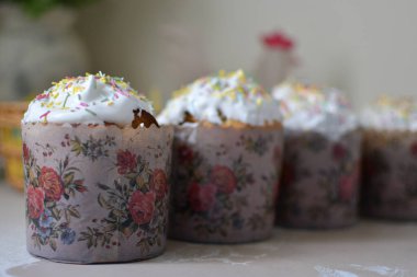 Lezzetli ve şenlikli Paskalya ikramıdır. Parlak ve renkli yumurtaların yanında lezzetli katmanlı tatlıları da içerir.