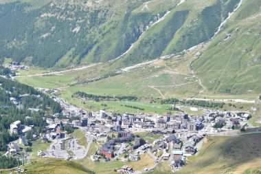 Cervinia 'nın pitoresk bir dağ köyünün nefes kesici manzarası yemyeşil, ideal bir manzara ile çevrili.