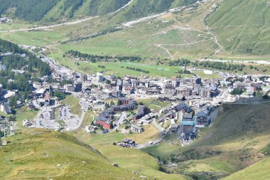 Cervinia 'nın pitoresk bir dağ köyünün nefes kesici manzarası yemyeşil, ideal bir manzara ile çevrili.