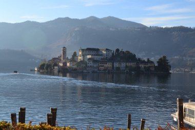 Huzurlu, sakin sular ve görkemli dağlarla çevrili güzel bir adanın nefes kesici ve çarpıcı manzarası.