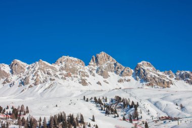 San Pellegrino geçidi ve kayak yamaçlarındaki Dolomitlerdeki Cima Uomo grubunun güzel panoramik manzarası. 