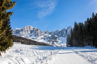 Dolomiti kış manzarası, kar ve tepeler Val Venegia 'dan Trentino doğal parkına Pale di San Martino manzarası.