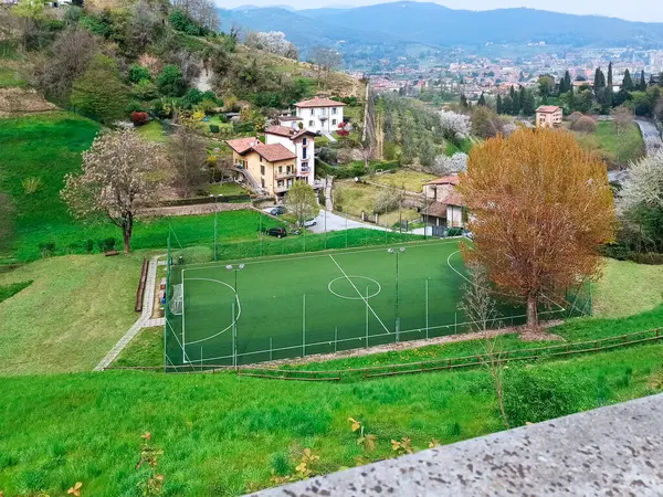 Bir Bahar Günü Bergamo Tepeleriyle Çevrili Bir Futbol Sahası Lombardiya — Stok fotoğraf