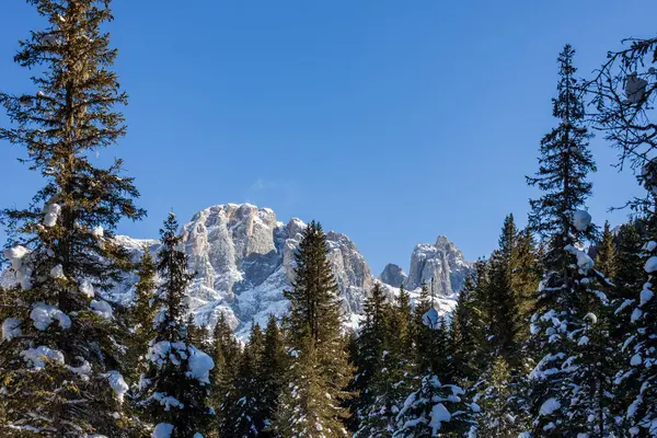 İtalyan Dolomitleri kışın manzarası