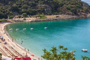Toskana 'daki Cavoli plajı, Elba adası. Elba adasının kristal berrak suları İHA 'dan görünüyor.