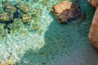 Toskana 'daki Padulella plajı, Elba adası. Elba adasının kristal berrak suları İHA 'dan görünüyor.