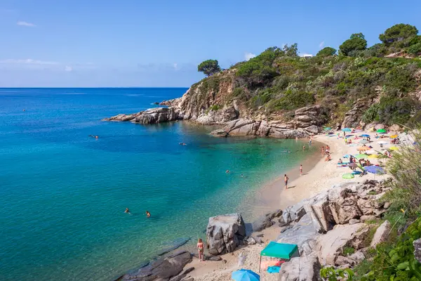 Toskana 'daki Cavoli plajı, Elba adası. Elba adasının kristal berrak suları İHA 'dan görünüyor.