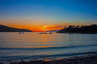 Deniz günbatımının manzarası. Deniz üzerinde bulutlarla akşam gökyüzü. Denizin üzerinde dramatik renkli gün batımı.