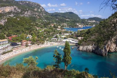 Korfu Palaiokastritsa Köyü'nde Akdeniz kıyılarının güzel mavi su 