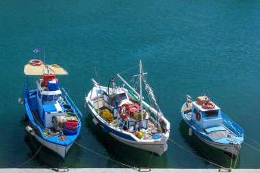 Kalimnos adasının renkli balıkçı teknelerinin olduğu küçük bir liman.