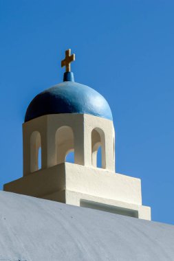 Ege Denizi 'ndeki Kalymnos adasındaki tipik küçük bir kilisenin mavi çatısı.