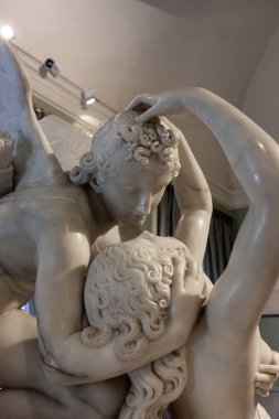 Tremezzina, Como, İtalya - 22 Nisan 2025: Aşk Tanrısı 'nın Öpücüğü tarafından yeniden canlandırılan, İtalyan sanatçı Antonio Canova' nın heykeli Carlotta villasında sergilendi.