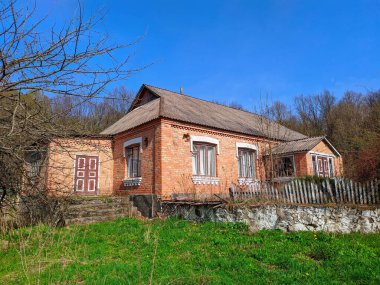 Ormanda terk edilmiş tuğla bina