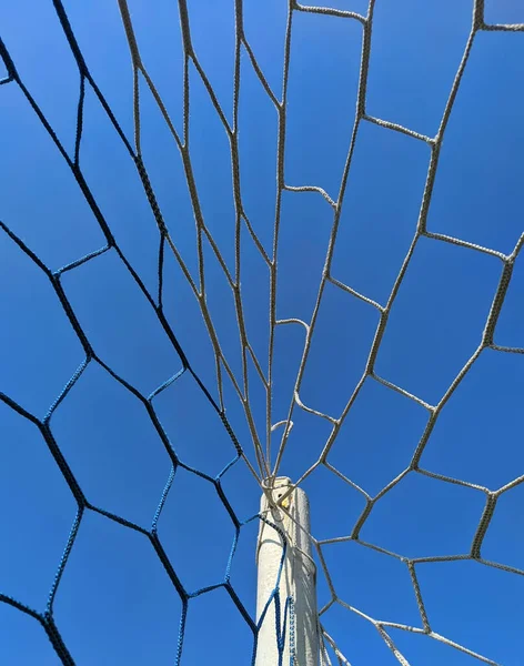 Сетка Футбольных Ворот Фоне Голубого Неба — стоковое фото