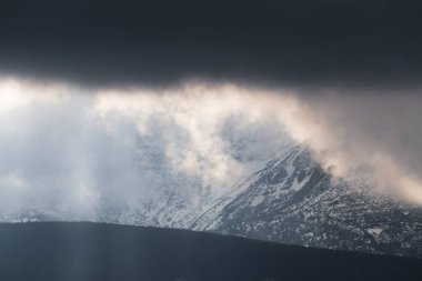 Karlı dağlar bulutlar