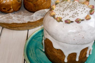 Masada kurutulmuş küçük güllerle süslenmiş ev yapımı paskalya pastası. Ortodoks Paskalyası.