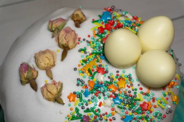 Masada kurutulmuş küçük güllerle süslenmiş ev yapımı paskalya pastası. Ortodoks Paskalyası.