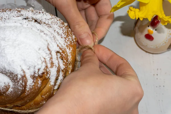 Frau Dekoriert Selbstgebackenen Osterkuchen Mit Zuckerglasur Traditioneller Ukrainischer Osterkuchen Paska — Stockfoto