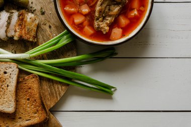 Ev yapımı Ukrayna borsch 'u. Kasede pancar çorbası. Yeşil soğan, ekmek, turşulu domuz pastırması. 