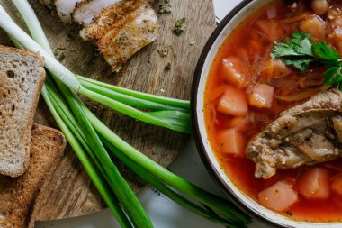 Ev yapımı Ukrayna borsch 'u. Kasede pancar çorbası. Yeşil soğan, ekmek, turşulu domuz pastırması. 