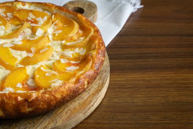 Şeftalili süzme peynirli güveç.