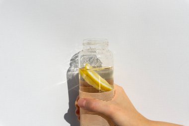 Yeniden kullanılabilir su şişesi. Dünya dolum günü. Sıfır atık.