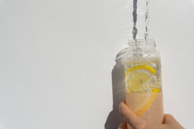 Yeniden kullanılabilir su şişesi. Dünya dolum günü. Sıfır atık.