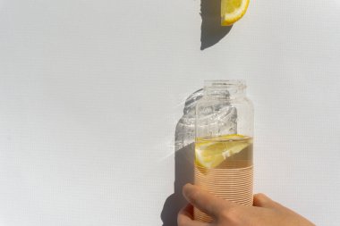 Yeniden kullanılabilir su şişesi. Dünya dolum günü. Sıfır atık.