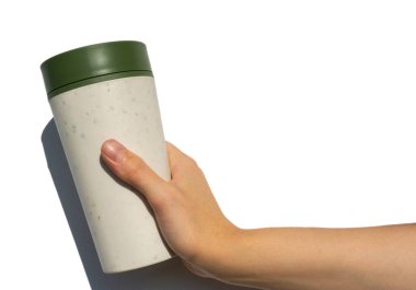 Yeniden kullanılabilir kahve fincanı. Doldur. Sürdürülebilir kullanım. Sıfır atık.