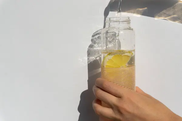 Butelka Wodą Wielokrotnego Użytku Dzień Napełniania Świata Koncepcja Zerowej Ilości — Zdjęcie stockowe