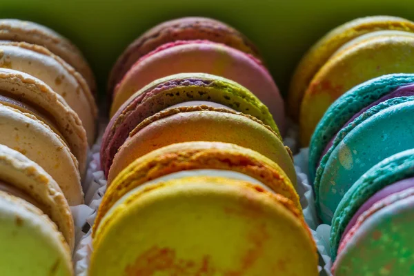 Macarons Franceses Coloridos Close Diferentes Macaroons Coloridos Fundo — Fotografia de Stock