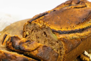 Cevizli ev yapımı muzlu ekmek. Kapat.