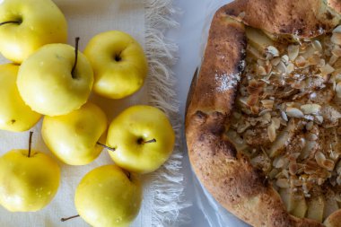 Tarçınlı elma galetesi. Görünümün üstünde. 