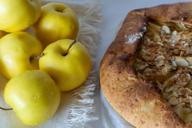 Tarçınlı elma galetesi. Görünümün üstünde. 