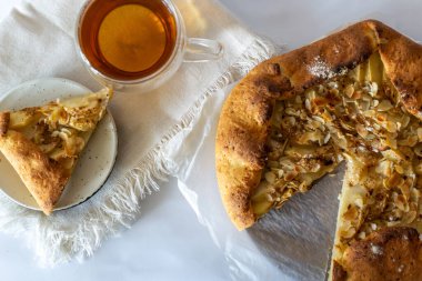 Tarçınlı elma galetesi. Görünümün üstünde. 