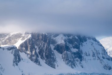 Antarktika dağları ve deniz. Güney Kutbu. Antarktika manzarası