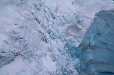 Antarktika 'da büyük bir buzul. Buzdağı. Kar yağışıName
