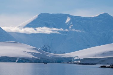 Antarktika dağları ve deniz. Güney Kutbu. Antarktika manzarası