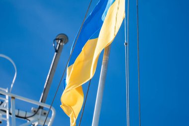 Ukrayna bayrağı. Gökyüzü arka planı. Mavi gökyüzünde dalgalanan Ukrayna bayrağı.