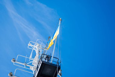 Ukrayna bayrağı. Gökyüzü arka planı. Mavi gökyüzünde dalgalanan Ukrayna bayrağı.