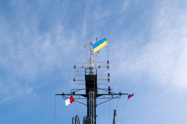 Ukrayna bayrağı. Gökyüzü arka planı. Mavi gökyüzünde dalgalanan Ukrayna bayrağı.